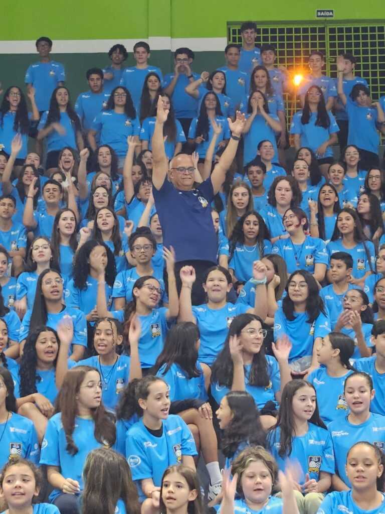 alunos-da-escolinha-de-volei-recebem-500-novas-camisetas-de-treino
