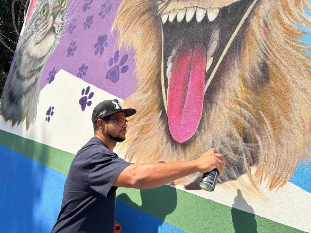 com-obras-expostas-no-salao-de-humor-de-piracicaba,-aldinho-grafita-fachada-do-bem-estar-animal