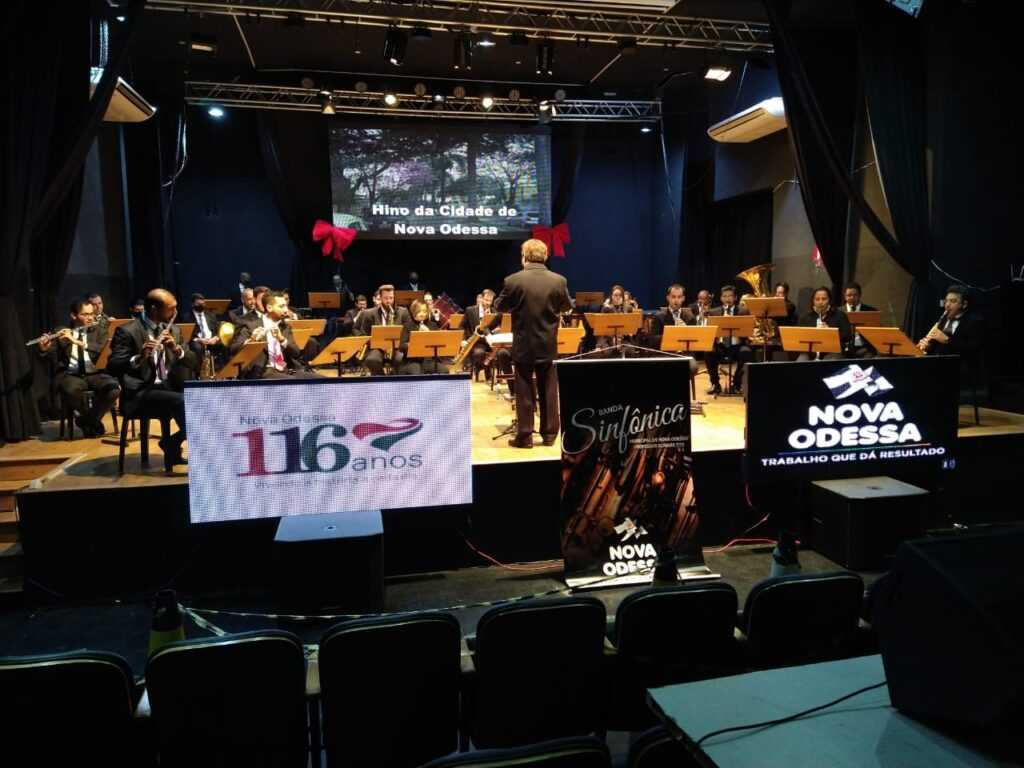 banda-sinfonica-de-nova-odessa-com-o-saxofonista-ademir-junior