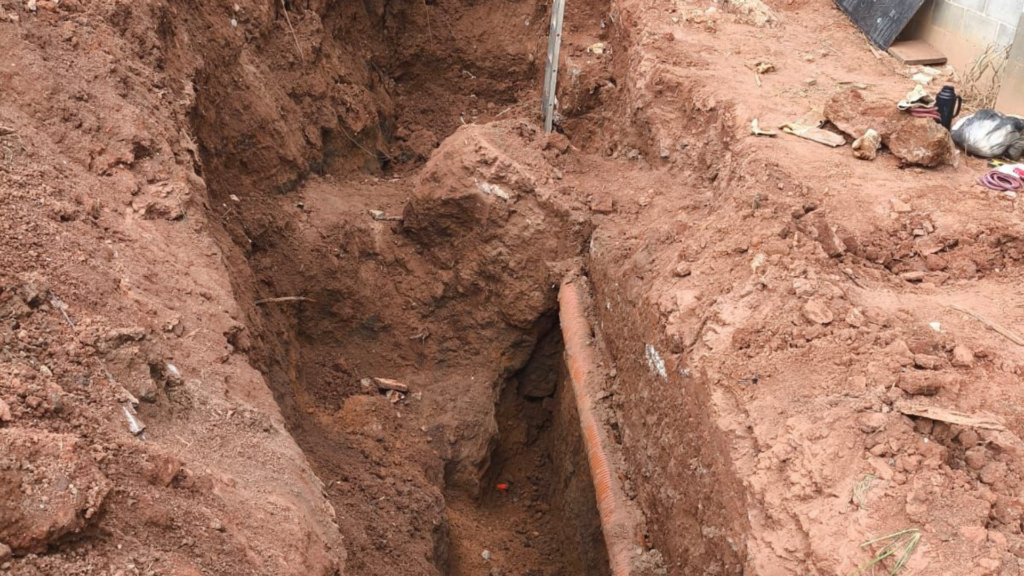 em-nova-odessa,-homem-de-52-anos-e-soterrado-em-obra-e-resgatado-pelos-bombeiros