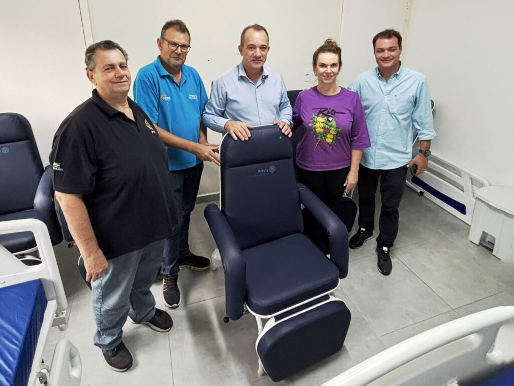 rotary-de-nova-odessa-entrega-mais-4-cadeiras-no-hm