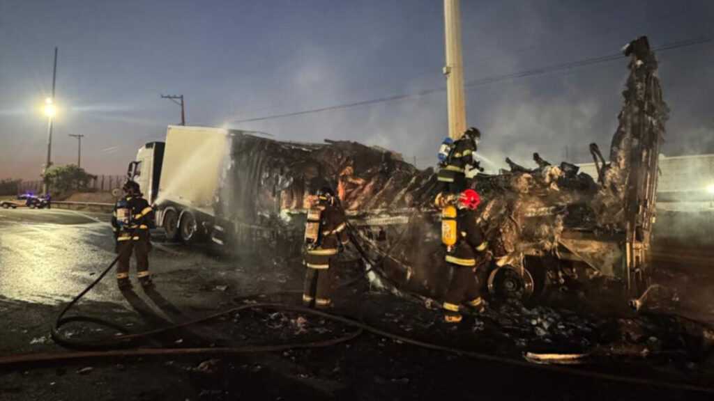 caminhao-com-carga-de-carne-pega-fogo-na-rodovia-anhanguera,-em-nova-odessa