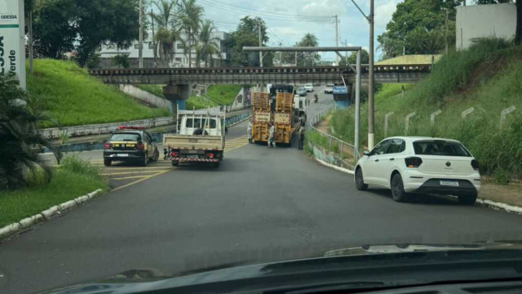 Carreta fica entalada em viaduto sob a linha férrea, em Nova Odessa carreta-fica-entalada-em-viaduto-sob-a-linha-ferrea,-em-nova-odessa