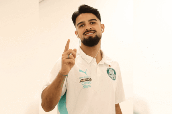 com-200-jogos-pelo-palmeiras,-flaco-lopez-e-homenageado-pelo-clube