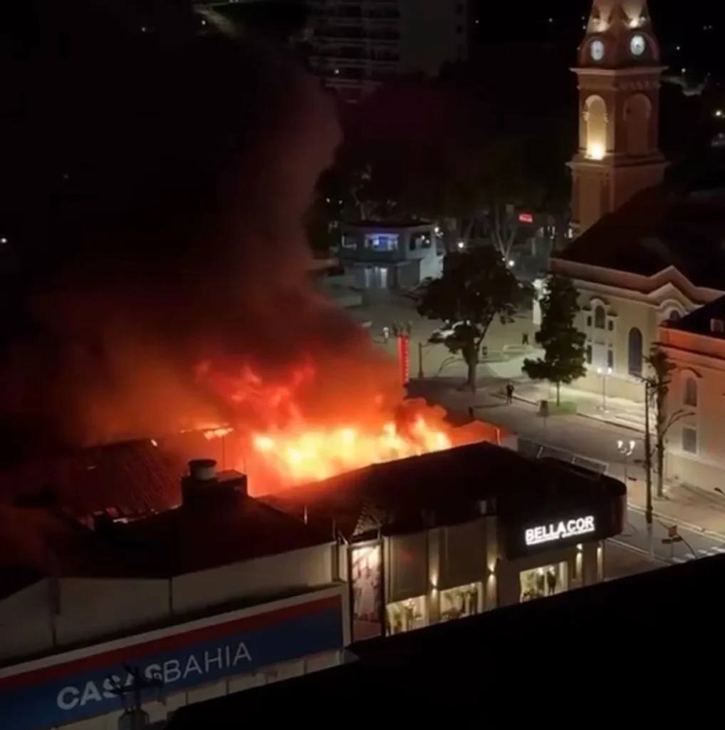 Incêndio de grandes proporções destrói loja das Casas Bahia no Centro de Santa Bárbara d’Oeste incendio-de-grandes-proporcoes-destroi-loja-das-casas-bahia-no-centro-de-santa-barbara-d’oeste