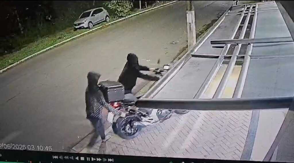 criminosos-invadem-casa-e-furtam-moto-avaliada-em-r$50-mil