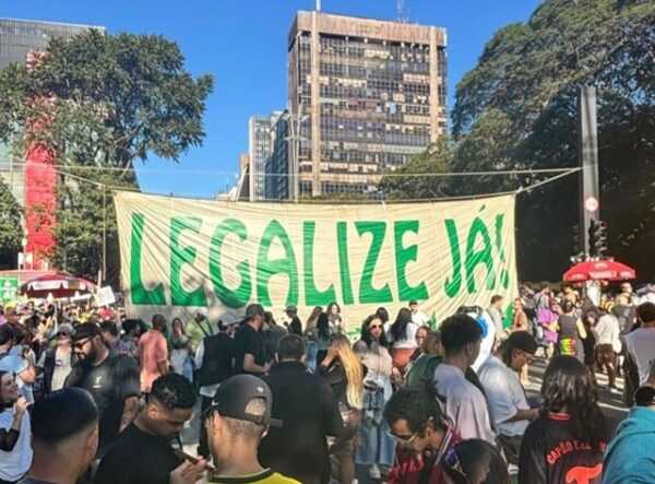 Americana presente na Marcha da Maconha em SP (1 ônibus) americana-presente-na-marcha-da-maconha-em-sp-(1-onibus)