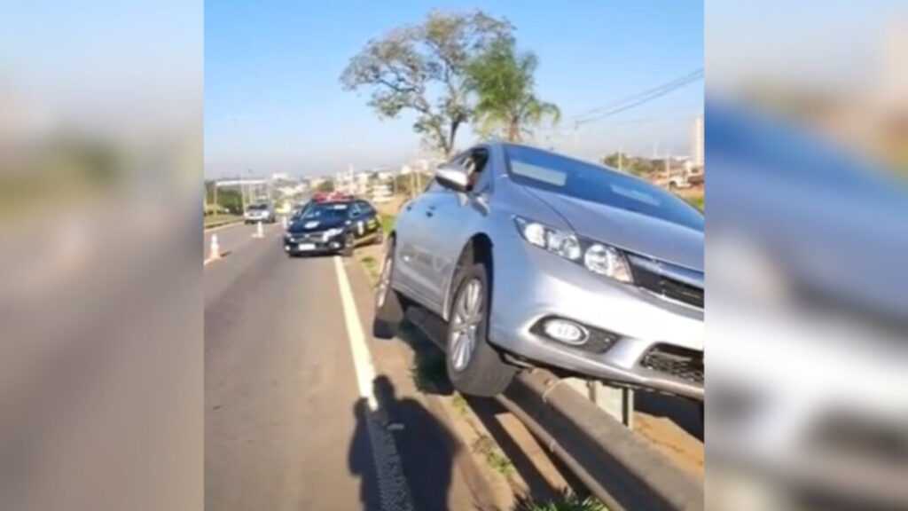 carro-fica-pendurado-no-guard-rail-apos-acidente-em-nova-odessa